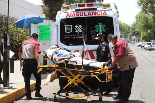 Paramédicos del Escuadrón de Rescate y Urgencias Médicas arriban con un paciente al Hospital General La Villa, alcaldía Gustavo A. Madero, ayer en la Ciudad de México, donde aún impera el semáforo epidemiológico naranja.