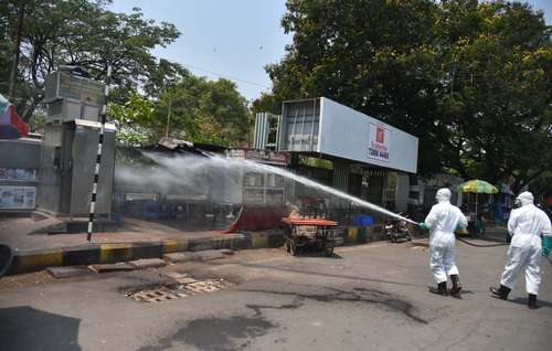 En plena alza de contagios, personal especializado rocía desinfectante en la ciudad india de Hyderabad.