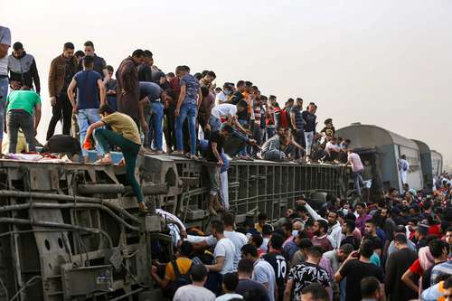 Pasajeros tratan de ponerse a salvo luego de que cuatro vagones del tren en que viajaban ayer de El Cairo a la ciudad de Mansoura, en el delta del Nilo, se salieron de las vías.