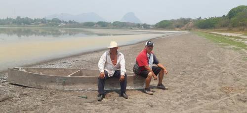 Manolo Acosta Domínguez, presidente de la cooperativa pesquera El Farallón-El Llano, y Antonio Vázquez Cervantes, pescador de la comunidad de Los Baños, municipio de Actopan, Veracruz, alertaron sobre el impacto económico que ha tenido la desecación de la laguna El Farallón.