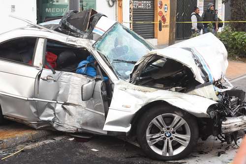 Dos hombres perdieron la vida y dos más resultaron con lesiones luego de que el conductor del automóvil BMW en que viajaban perdió el control y se impactó contra dos vehículos estacionados. La unidad quedó atrapada en medio de dos postes. Los hechos ocurrieron en Anillo Periférico Oriente y Canal de Garay, en Iztapalapa.