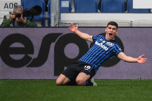 Ruslan Malinovskyi anotó casi al final del partido para que Atalanta derrotara 1-0 a Juve, cuya plaza para Liga de Campeones está en riesgo.