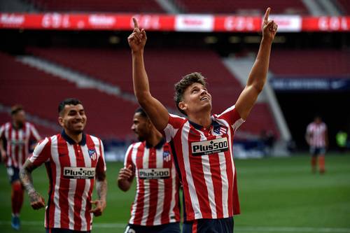 El Atlético de Madrid consigue tres punto de ventaja sobre el Real Madrid en . Marcos Llorente festeja su segundo gol en el encuentro.