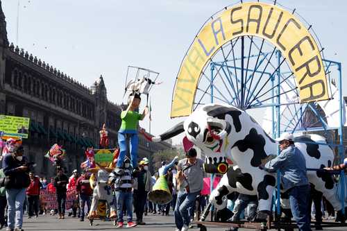 TORITOS EN LA PLAZA DE LA CONSTITUCIÓN. Artesanos pirotécnicos madrugaron para ponerle su toque a la conferencia mañanera del Presidente a fin de pedir zona de excepción en Tultepec.