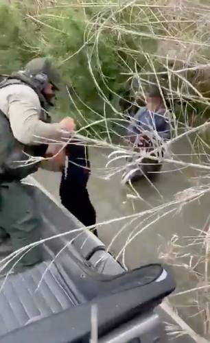 EN EL RÍO GRANDE. “Nuestros agentes rescataron a estos dos niños hondureños mientras patrullaban el río. No importa las circunstancias que los llevaron allí solos, escenas como éstas son desgarradoras”, tuiteó Austin Skero, jefe de Patrulla Fronteriza.