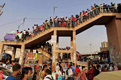 Horas antes de la puesta en marcha de las restricciones en Delhi, cientos saturaron las estaciones de autobús.