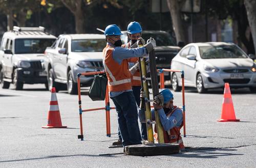 Expertos en Chile advirtieron que la política de disposiciones de parte de sus ahorros para el retiro puede resultar imparable y es una mala decisión a largo plazo. Imagen captada en Santiago el pasado 16 de abril.