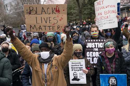 Manifestantes ayer en el condado de Hennepin, Minneapolis, exigen justicia durante los alegatos finales del juicio contra el ex oficial de policía Derek Chauvin por la muerte del afroestadunidense George Floyd.