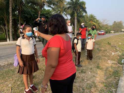 Alumnos de la escuela primaria Venustiano Carranza, en la comunidad de Canayasab, municipio de Champotón, Campeche, regresaron ayer a clases presenciales en grupos de cuatro estudiantes por aula para recibir sesiones de dos horas en promedio, después de 400 días de confinamiento por la pandemia de coronavirus.