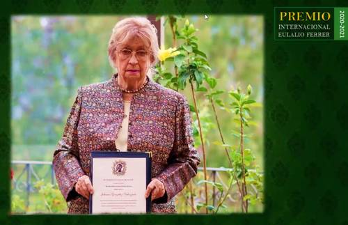 González Valenzuela es la primera mujer en recibir el reconocimiento que dan la Fundación Cervantina de México, la UNAM y la Universidad de Cantabria.