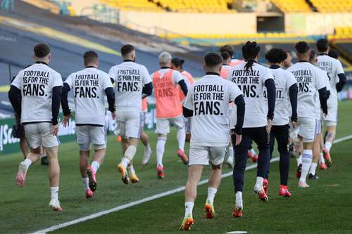 Antes del partido de la Liga Premier ante Liverpool, los jugadores del Leeds, dirigido por el argentino Marcelo Bielsa, salieron a calentar con camisetas con el lema “Gánatelo”, como protesta a la creación de la Superliga. En la espalda tenía un mensaje: “El futbol es para los aficionados”.