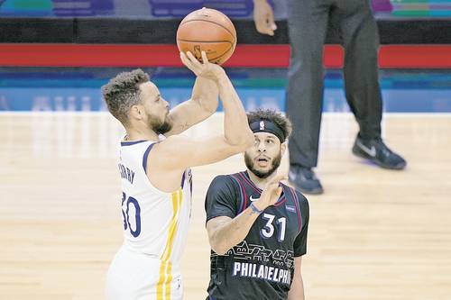 Stephen Curry sigue enrachado; anotó 49 unidades en el triunfo107-96 de Warriors ante 76ers, gracias a 10 triples, e hiló 11 partidos con al menos 30 puntos, la mayor racha en la historia para un jugador de al menos 33 años, que tenía Kobe Bryan.