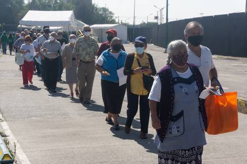 VACUNACIÓN EN CIUDAD UNIVERSITARIA. Mayores de 60 años acudieron ayer al estadio de CU por la segunda dosis de la vacuna, mientras el Presidente recibió ayer en Palacio Nacional la primera.