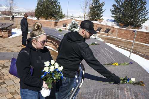 El 20 de abril de 1999, dos alumnos llegaron a la secundaria de Columbine, Colorado, armados con escopetas y asesinaron a 12 compañeros y un profesor, en la peor matanza perpetrada en un plantel escolar en Estados Unidos. Los jóvenes agresores se suicidaron. En la imagen, familiares recordaron a las víctimas al cumplirse 22 años de la tragedia.