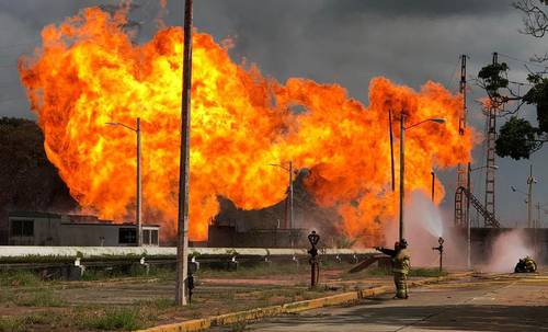 La explosión de un ducto de gas de Petróleos Mexicanos en la zona industrial del complejo petroquímico de Pajaritos, en Coatzacoalcos, Veracruz, provocó un incendio que obligó a la evacuación de las instalaciones.