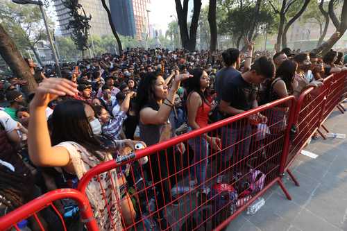 Decenas de jóvenes se congregaron frente al Senado de la República para celebrar el Día Internacional de la Mariguana.