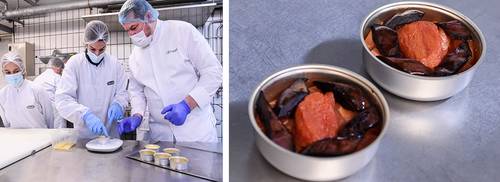 Un cocinero del equipo del chef francés Alain Ducasse (a la derecha en la primera imagen) supervisa un postre, entre varios de los platillos elaborados para que el astronauta Thomas Pesquet los deguste en la estación, donde empezará una nueva misión.