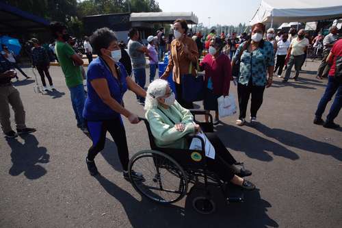 Personas mayores de 60 años acudieron al estadio Olímpico Universitario de la UNAM para recibir la segunda dosis en la alcaldía Coyoacán.