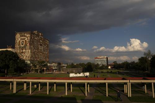 Vista de la torre de Rectoría y de la Biblioteca Central de la UNAM.