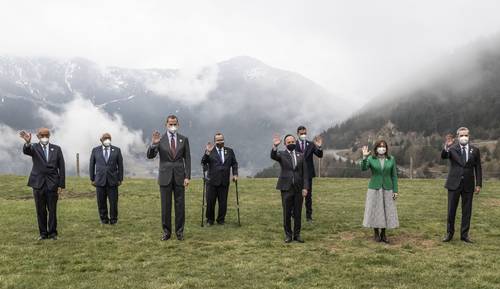 Participantes en la 27 Cumbre Iberoamericana. De izquierda a derecha: el presidente y el premier de Portugal, Marcelo Rebelo de Sousa y Antonio Costa, respectivamente; el rey de España, Felipe VI; el presidente de Guatemala, Alejandro Giammattei; el jefe de gobierno de Andorra, Xavier Espot; el presidente del gobierno español, Pedro Sánchez; la titular de la Secretaría General Iberoamericana, Rebeca Grynspan, y el presidente República Dominicana, Luis Abinader.