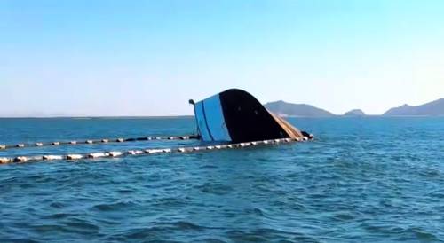 El transbordador México Star de la empresa Baja Ferries chocó la madrugada del miércoles contra el barco camaronero Popeye el Marino, el cual se hundió en el canal de acceso al puerto de Topolobampo, municipio de Ahome, Sinaloa; 14 mil litros de hidrocarburos se derramaron en el mar. La imagen fue tomada de un video del portal Luz Noticias