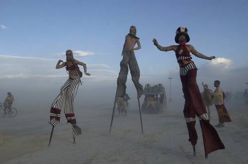 Organizadores del festival Burningman, en el desierto de Piedras Negras, en Nevada, quieren probar a las autoridades que han sido vacunados contra el Covid-19, para que les permitan llevar a cabo esta celebración. En imagen de archivo, zanqueros hacen acrobacias.