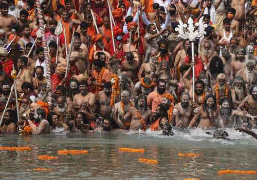 Con el fin de expiar pecados, en Uttarakhand, India, peregrinos se sumergen en el río Ganges durante el festival Kumbh Mela, uno de los más sagrados en el hinduísmo.
