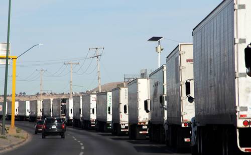 Camiones de carga esperan para cruzar a Estados Unidos cerca del puente internacional Córdova-Américas, en Ciudad Juárez.