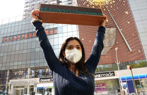  En imagen de hace unos días en Union Square, Nueva York, Xiye Bastida, de 18 años, quien fue la más joven de las oradoras invitadas al encuentro sobre calentamiento global en Washington. Foto Afp