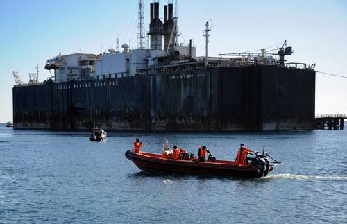 Barcos de la marina de Indonesia trataban de localizar un submarino desaparecido con 53 personas. El KRI Nanggala 402, construido hace unos 40 años, iba a participar en maniobras militares. La tripulación pidió autorización para sumergirse el miércoles de madrugada y, desde entonces, no ha respondido a las comunicaciones o señales. “Las reservas de oxígeno durante un fallo eléctrico son de 72 horas”, es decir, que podrían agotarse mañana, indicó el jefe de estado mayor de la marina, Yudo Margono. Lloyd Austin, secretario estadunidense de Defensa, hablará hoy con su par indonesio, Prabowo Subianto, para discutir cómo puede ayudar Washington en la búsqueda.