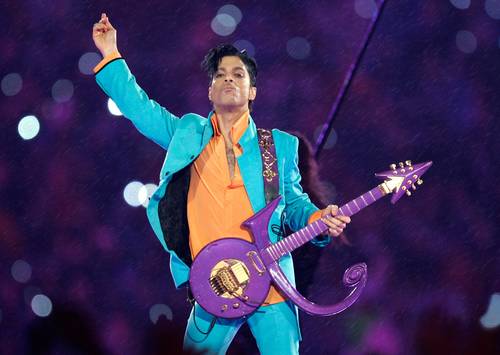 Ataviados en tonos púrpura, los seguidores de Prince hicieron fila afuera de su propiedad en Paisley Park, en Minnesota, para ingresar al museo y recordar la vida del músico en el quinto aniversario de su muerte. En la imagen Prince se presentó durante el espectáculo de medio tiempo en el partido de futbol del Supertazón XLI en Miami.
