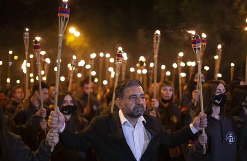 Con antorchas, alrededor de 10 mil personas conmemoraron ayer en Ereván, capital de Armenia, el 106 aniversario del asesinato de hasta 1.5 millones de armenios a manos de los turcos otomanos durante la Primera Guerra Mundial. Aunque Turquía lo refuta, historiadores y una treintena de países califican el hecho de genocidio.