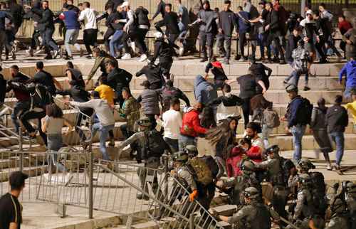 Fuerzas de seguridad israelíes dispersaron ayer a palestinos frente a la Puerta de Damasco, en la Ciudad Vieja de Jerusalén.