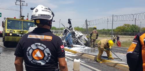 Elementos de Protección Civil y bomberos reali-zan labores de rescate luego de que un helicóptero privado se desplomó e incendió ayer, en el kilóme-tro 19 de la carretera a Laredo, municipio de Apodaca. El capitán Francisco Elvira murió en el accidente, originado cuando la cola de la aeronave quedó atorada en cables de electricidad.