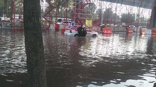 Fue tanto el líquido que se formó una gran anegación sobre la avenida Ermita.