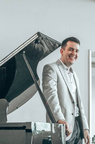  Sobre estas líneas, Armando Elizondo, tenor egresado de la primera generación, quien fue admitido en el estudio de la Ópera Estatal de Baviera, en Múnich, Alemania. Foto cortesía del MOS