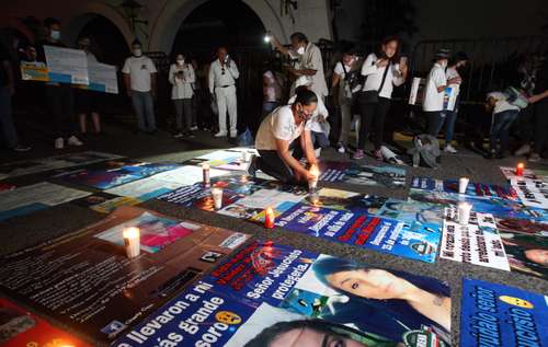 Familiares de desaparecidos protestaron anoche frente a Casa Jalisco, en Guadalajara, para exigir al gobernador Enrique Alfaro que les dé soluciones.