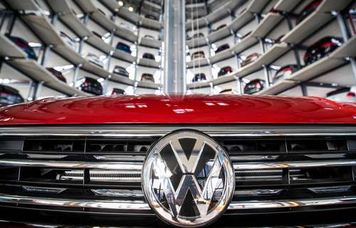 Volkswagen advirtió de un impacto en la producción de vehículos en el segundo trimestre mayor al del primero, debido a una escasez global de semiconductores. “Los proveedores nos dicen que debemos enfrentar desafíos considerables, probablemente más duros”, dijo Wayne Griffiths, presidente de la marca española Seat, filial de Volkswagen, al diario Financial Times. Agregó que la escasez es el “mayor reto” que enfrenta la empresa en este momento. La armadora dejó de fabricar 100 mil vehículos debido a la falta de esos suministros, indicó el mes pasado el presidente ejecutivo Herbert Diess.