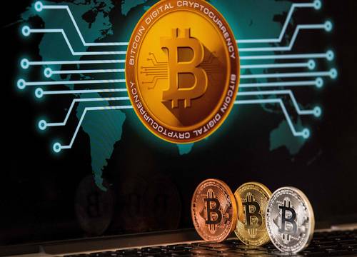 El bitcóin cayó 1.77 por ciento a 50 mil 269.9 dólares el sábado y perdió 906.75 dólares desde su cierre anterior. La criptomoneda más conocida ha bajado 22.5 por ciento desde el máximo del año de 64 mil 895.22 dólares, que alcanzó el 14 de abril. Las criptomonedas registraron fuertes pérdidas desde el viernes, en medio de temores de que el plan del presidente de Estados Unidos, Joe Biden, de subir los impuestos a las ganancias de capital frene la inversión en activos digitales. El ether, la moneda vinculada con la plataforma digital Ethereum que usa la tecnología de cadena de bloques (blockchain), cayó 4.91 por ciento a 2 mil 253.41 dólares el sábado, con lo que retrocedió 116.36 dólares desde su cierre anterior.