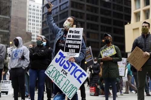 Decenas de personas protestaron en Chicago ayer, convocadas por la organización Activate:Chi, para exigir mayor seguridad. La marcha concluyó con una vigilia en memoria de los asesinados por la policía, incluido Daunte Wright, afrodescendiente de 20 años en Minneapolis, y Adam Toledo, latino de 13 años que murió tras ser baleado por un agente de la llamada Ciudad de los Vientos.