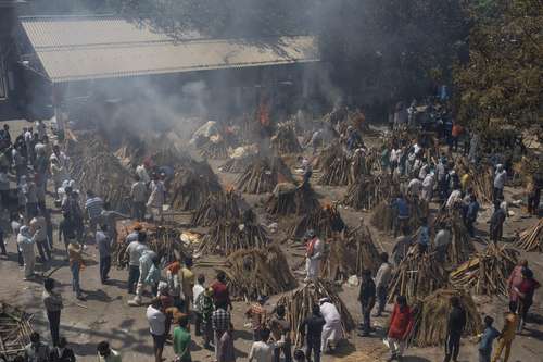 Múltiples piras funerarias de víctimas de Covid-19 arden en un crematorio al aire libre, el sábado en Nueva Delhi.