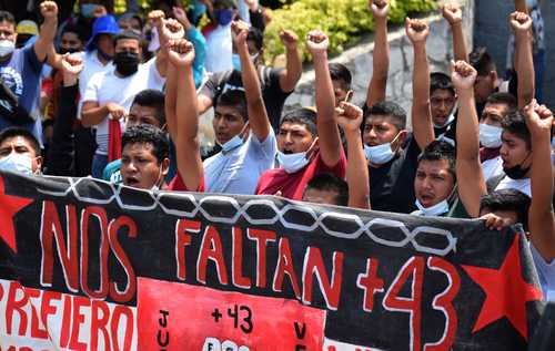 PROTESTA DE NORMALISTAS EN CHILPANCINGO. Estudiantes de Ayotzinapa marcharon para reprochar al Presidente el incumplimiento de su promesa para resolver, en su primer año de gobierno, el crimen.