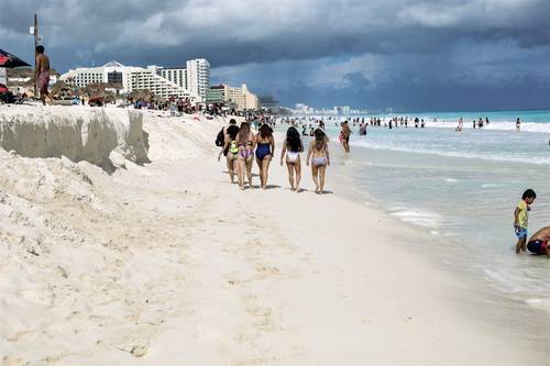 De total de la inversión, 1.6 mil millones de dólares se destinarán al estado de Quintana Roo. En la imagen de noviembre de 2020, un aspecto de la playa Delfines, en Cancún.