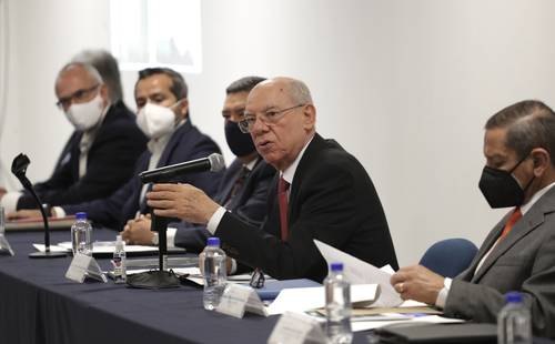 El subsecretario de Comunicaciones y Transportes, Carlos Morán Moguel, ayer, al informar la decisión de la SCT.