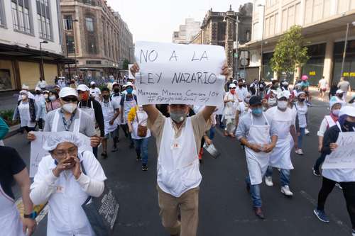 Ante las manifestaciones de protesta y cierres de vialidades, diputados locales regresarán a comisiones el dictamen sobrela ley del trabajo no asalariado que iba a ser discutido por el pleno del Congreso local. Luego de una reunión con locatarios, los legisladores se comprometieron a retirar la regulación relativa a mercados públicos ante la inconformidad de los comerciantes. Se desconoce cuándo será discutido el documento. Con información de Sandra Hernández.