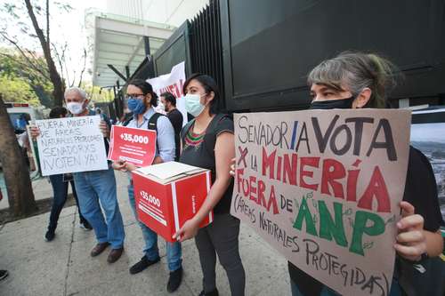Activistas y académicos se manifestaron frente al Senado para exigir que se apruebe minuta que prohíbe los proyectos mineros en áreas naturales protegidas.