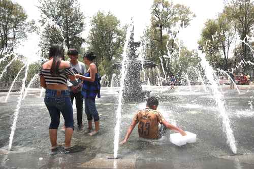  Diversión en la Alameda Central mientras la Ciudad de México se mantiene en semáforo naranja. Foto Luis Castillo