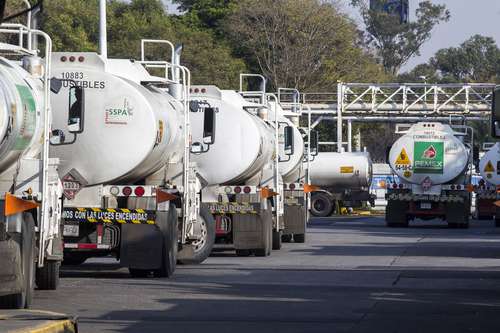 Pipas de Pemex cargadas con gasolina abastecen diariamente las estaciones de servicio en la mayor parte del país.