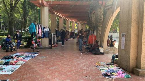 El foro Lindbergh, ubicado en el parque México, se ha convertido en escenario de campañas políticas y en un tianguis permanente con vendedores que cada vez se extienden más sobre las laterales del espacio.