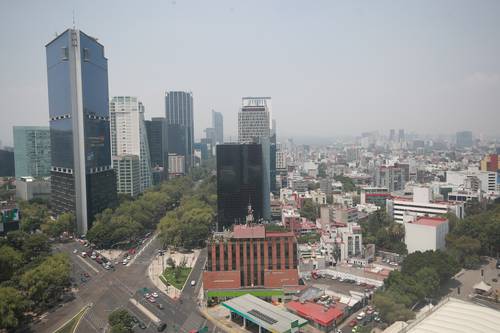 Vista parcial de la Ciudad de México tomada desde Paseo de la Reforma e Insurgentes Centro, en la cual se observa la dispersión de contaminantes debido a la presencia de viento, por lo cual se levantó la restricción doble a la circulación vehicular.